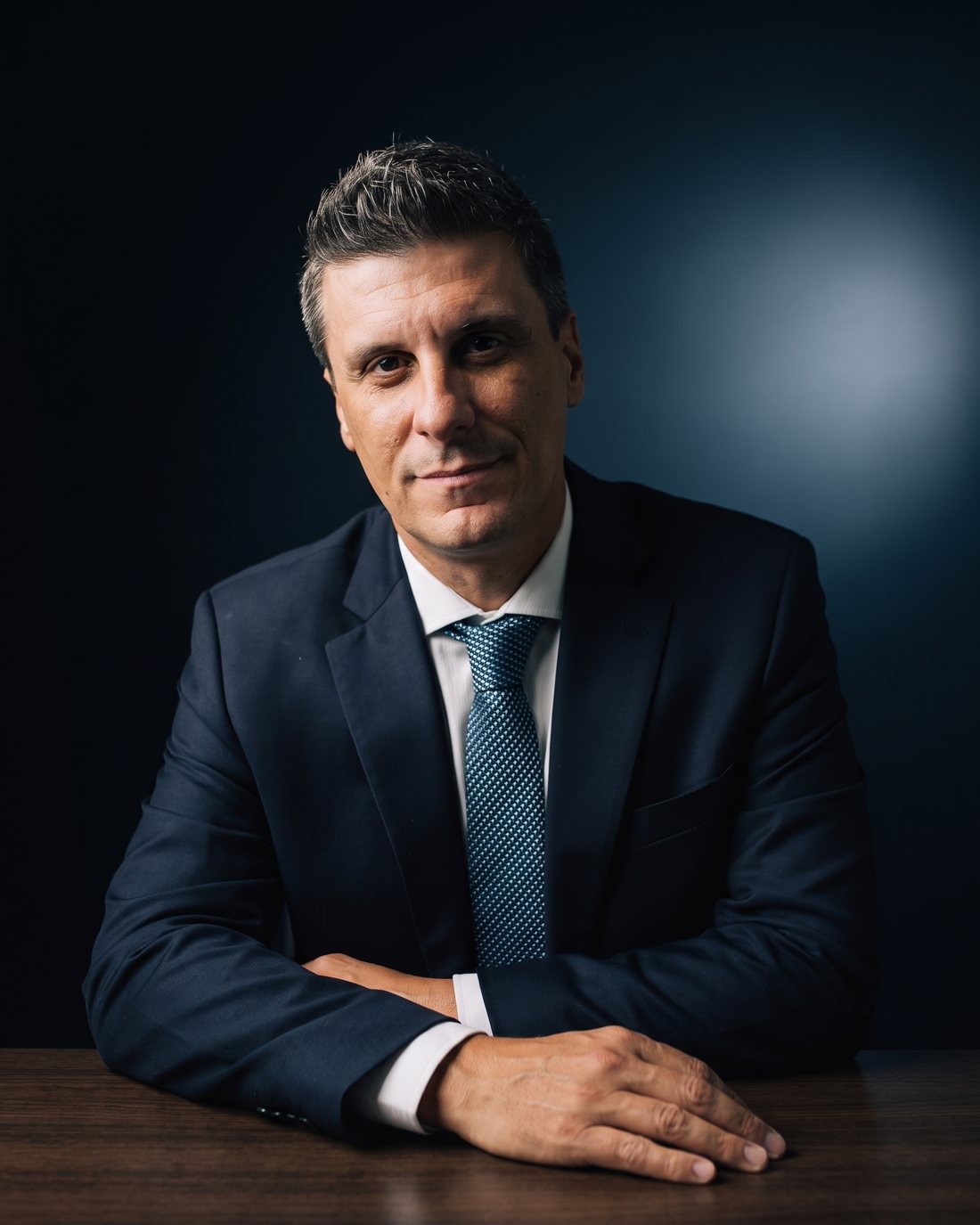 Advogado Daniel Ferreira de Oliveira em atendimento no escritório em Santos